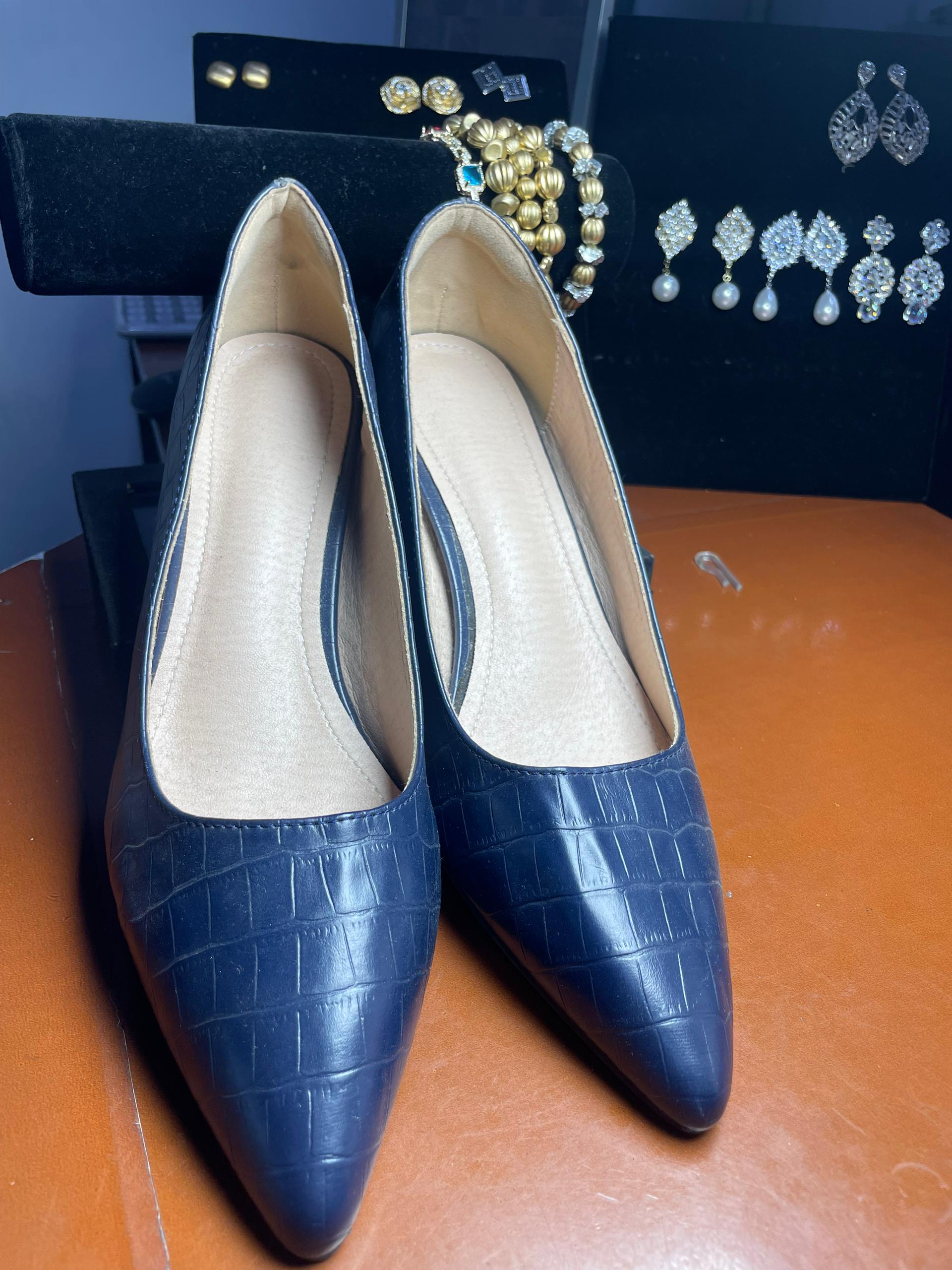 pointed-toe block heel pump